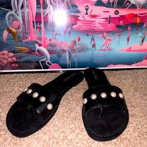 Pretty flip flop sandal with pearls. Size 8